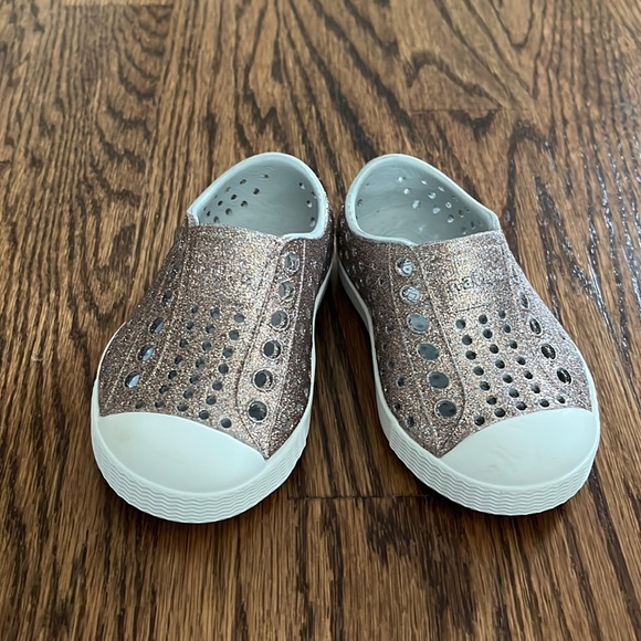Never Worn. Kids Lightweight Sneaker. Colors: Metal Bling. - Picture 1 of 3